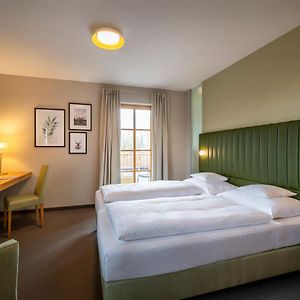 Zimmer mit Kingsize-Bett